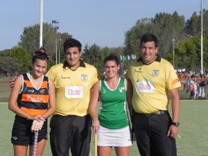 Las capitanas Micaela Angelino de Olivos y Giselle Agnoletti de Vilo con los árbitros en la previa del partido