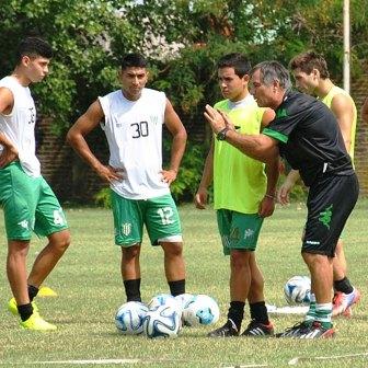 Holan da indicaciones durante su etapa en Banfield. Olé