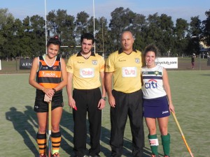 Las capitanas Micaela Angelino de Olivos y Clara Alippi de San Fernando B con los arbitros en la previa del partido.