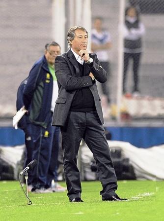 Pensativo, en cancha de Vélez. Tiene 55 años y hace 12 que empezó en el fútbol