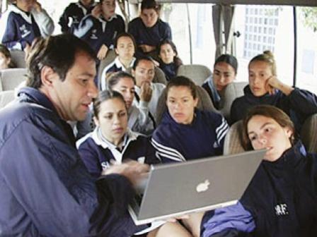 Corrigiendo con imágenes, en el micro, con la selección de Uruguay